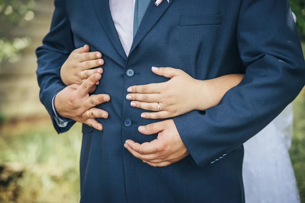 Ślub Pary Jest Przytulanie Rękami Pierścienie Błękitnej Kurtki — Zdjęcie stockowe