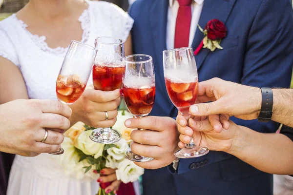 Свадебный напиток в руках жениха и невесты — стоковое фото