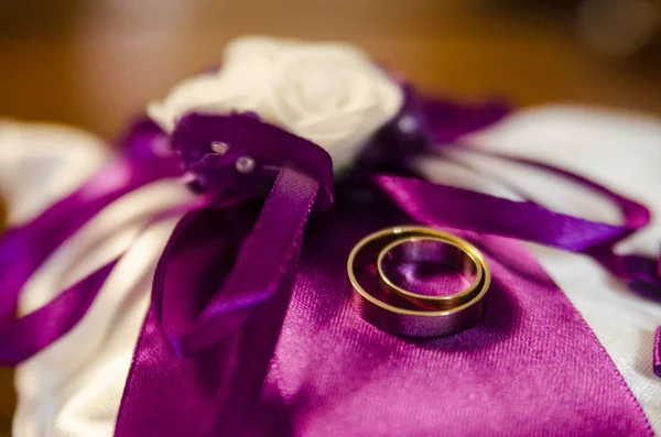 Goldene Eheringe auf dem Kissen für Ringe Hochzeit — Stockfoto