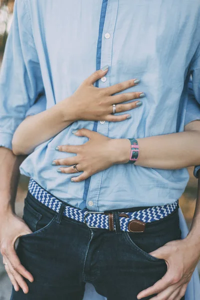 Kvinnan kramar sin man med händerna — Stockfoto