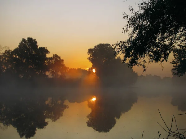 Salida del sol y niebla en el río — Foto de Stock