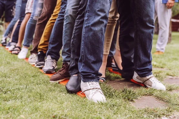 Teambuilding oefeningen met afhankelijke benen — Stockfoto