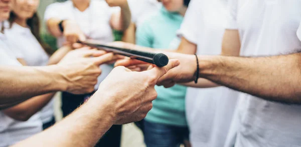 Teambuilding oefeningen met stok en handen — Stockfoto