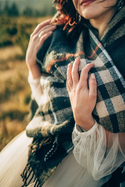 Vrouw Trouwjurk Met Warme Sjaal Bergen Herfst — Stockfoto