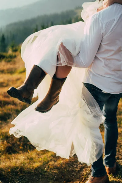 Oříznutý Pohled Muže Drží Ženu Svatebních Šatech Teplou Obuví Boty — Stock fotografie