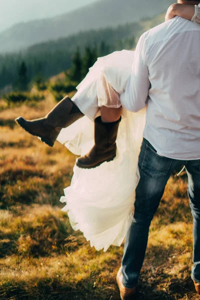 Ausgeschnittene Ansicht Eines Mannes Der Frau Hochzeitskleid Mit Warmen Schuhen — Stockfoto