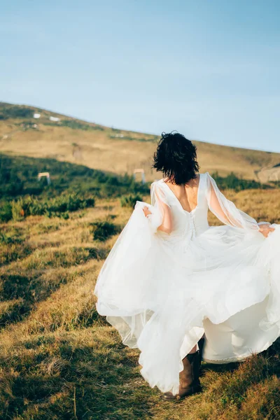 Achteraanzicht Van Vrouw Trouwjurk Een Verblijf Bergen Sterke Wind Herfst — Stockfoto