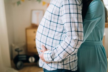 Kucaklaşan çift sarılıyor göbeğine