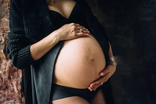 Feliz aguardando mulher em roupas pretas — Fotografia de Stock