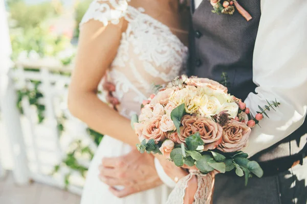 Newlyweds are hugging on the ceremony — ストック写真