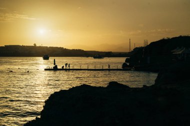 Bir limanda altın gün batımı manzarası