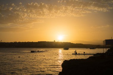 Güneydeki huzurlu günbatımı manzarası