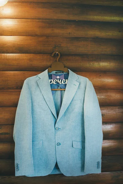 Groom's blue blazer on the wooden house — Stockfoto