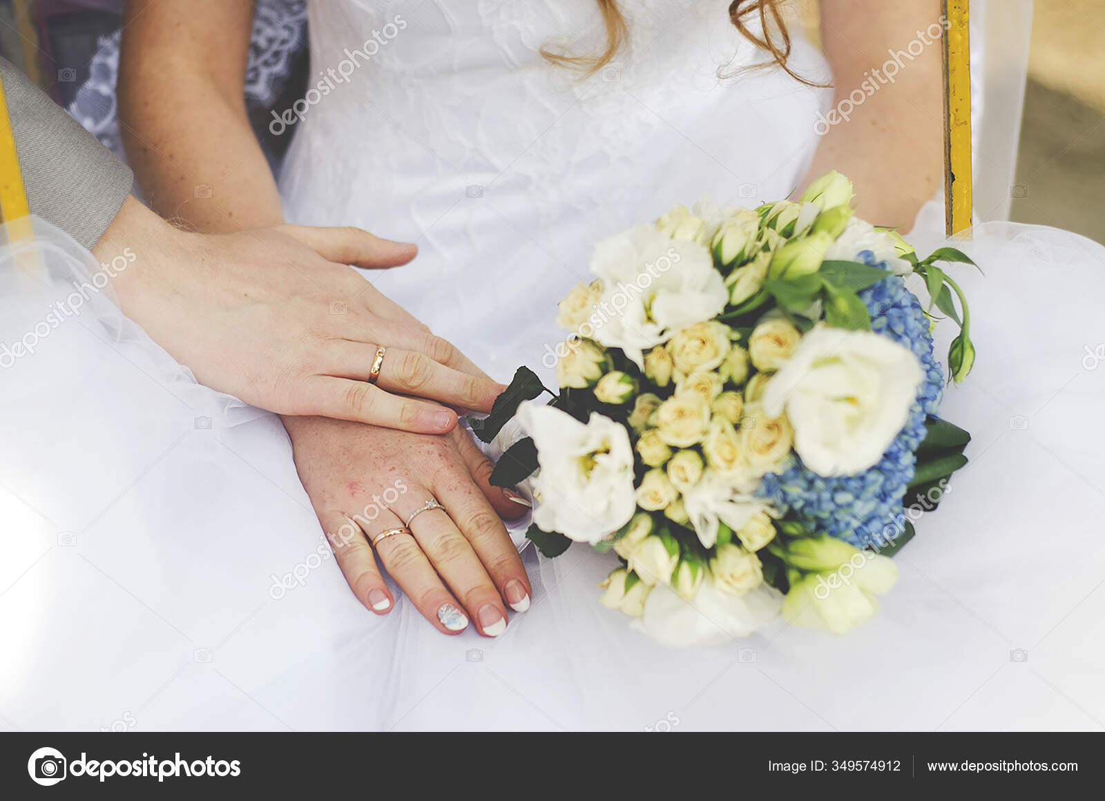 Couple Hands Rings Wedding Bouquet Red Roses White Dress — Stock Photo