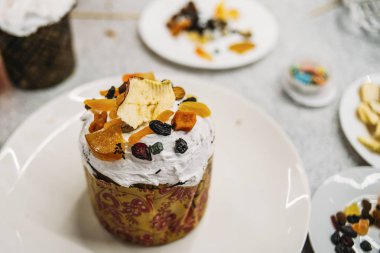 Beyaz tabakta kurutulmuş meyveli paskalya kekleri.