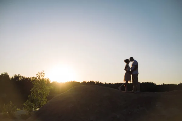 Suddigt Bröllop Kärleksfullt Par Kysser Kullen Solnedgången Klänning Blå Himmel — Stockfoto