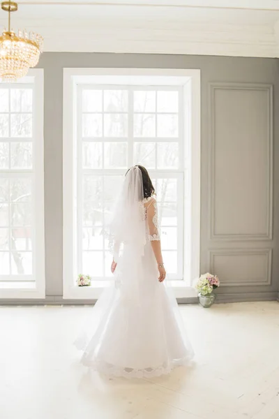 Bruid Verblijft Buurt Van Het Raam Bruiloft Witte Jurk Sluier — Stockfoto