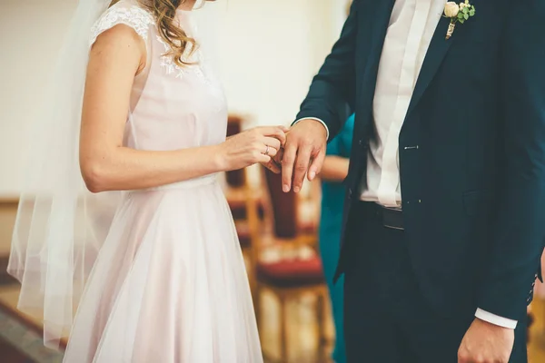 結婚指輪に置くことの式 男の子のスーツとシフォンのウェディング ドレスの女の子 — ストック写真