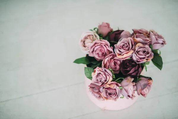 Μοβ Ροζ Βιολετί Πασχαλιές Λουλούδια Μένουν Στο Πάτωμα Στο Πλαίσιο — Φωτογραφία Αρχείου