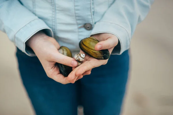 Girl Holding Mussels Her Hands Seaside Blue Jeans Jacket — Stock Photo, Image