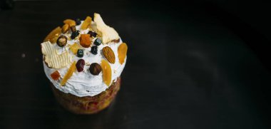 Kurumuş meyveli paskalya pastası ve kremalı fındık.