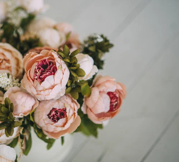 Όμορφο Μπεζ Λουλούδι Πράσινο Ροζ Μπουκέτο Λευκό Κουτί Στο Πάτωμα — Φωτογραφία Αρχείου