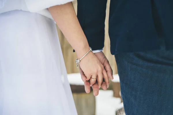 Brud Och Brudgum Hålla Händer Med Ett Armband Vit Bröllopsklänning — Stockfoto