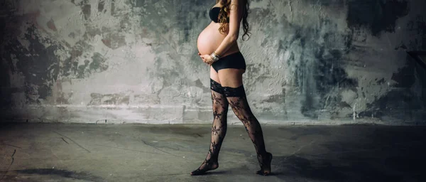 Femme Enceinte Reste Près Mur Élégant Sous Vêtements Dentelle Bas — Photo