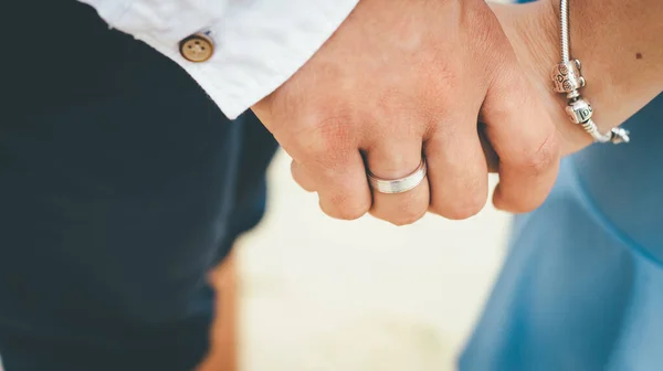 手を握っている柔らかい結婚式のカップルのマクロショット — ストック写真