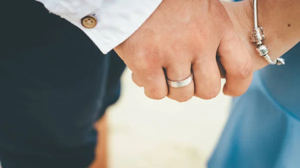 Tembakan Makro Dari Pasangan Pengantin Yang Sedang Memegang Tangan Mereka — Stok Foto