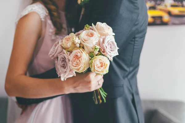 Felice Coppia Nozze Abbracciando Delicatamente Bouquet Rose Polverose Braccia Spose — Foto Stock