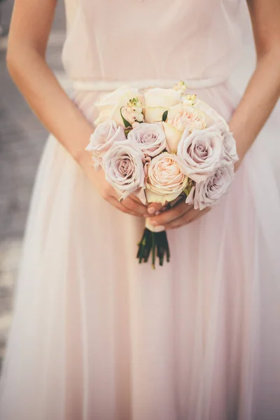 Νύφη Ανοιχτό Ροζ Σιφόν Φόρεμα Κρατά Γαμήλιο Μπουκέτο Τριαντάφυλλα Κοντινό — Φωτογραφία Αρχείου