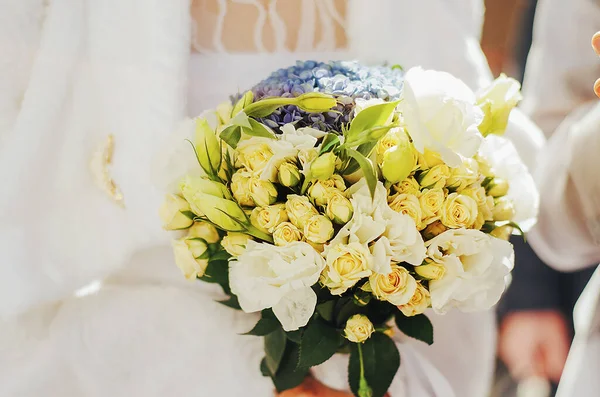 ウェディングイエローホワイトベージュ花束で青い花で花婿の手に白いドレス — ストック写真