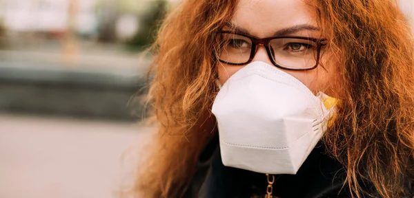 Donna Offuscata Stare Vicino Alla Farmacia Maschere Mediche Pensando Dove — Foto Stock