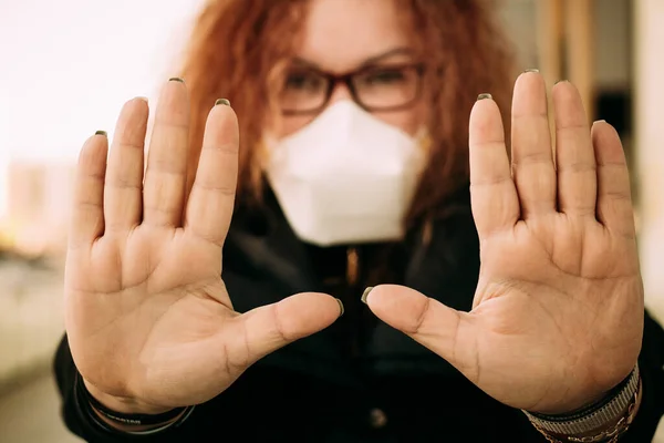 Donna Offuscata Stare Vicino Alla Farmacia Maschere Mediche Pensando Dove — Foto Stock