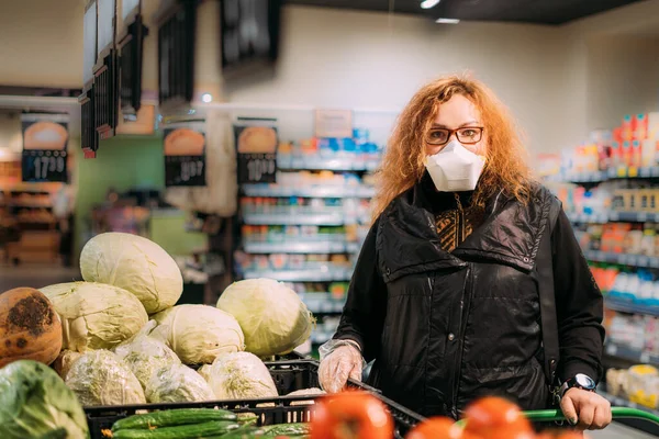 Donna Offuscata Stare Vicino Alla Farmacia Maschere Mediche Pensando Dove — Foto Stock