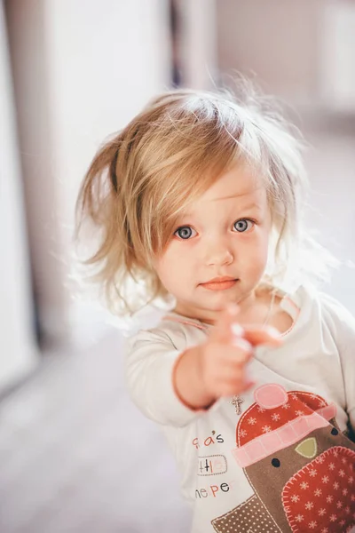 Babygirl Com Cabelo Loiro Céu Azul Olhos Pionts Desfocado Dedo — Fotografia de Stock