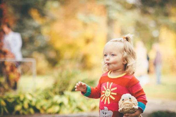 Zabawne Dziecko Lizakiem Szczęśliwa Dziewczynka Jedząca Lizaka Dziecko Jedzące Słodycze — Zdjęcie stockowe