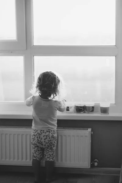 Klein Meisje Pyjama Kijkt Door Het Raam Monochrome Afbeelding — Stockfoto