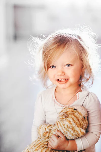 Incrível Criança Loira Sorri Luz Traseira Manhã — Fotografia de Stock