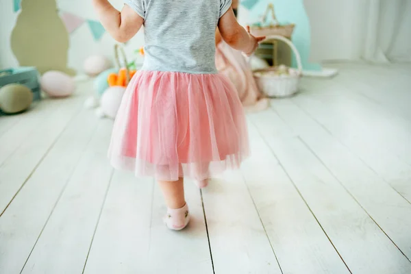 Mała Dziewczynka Jest Chodzenie Drewnianej Podłodze Cute Spódnica Kufel Zbliżenie — Zdjęcie stockowe