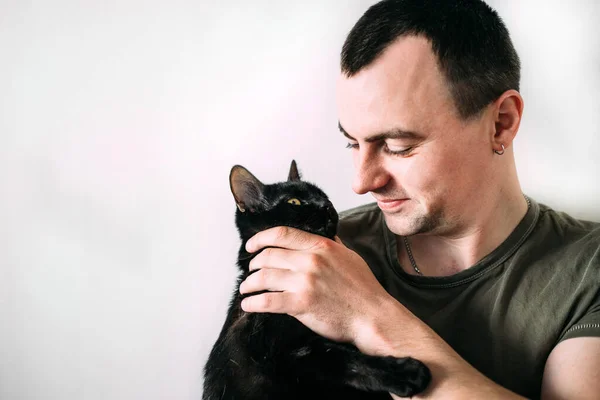 Mladý Muž Objímá Domácí Kočku Vezmi Kočku Útulku Domácí Mazlíčci — Stock fotografie
