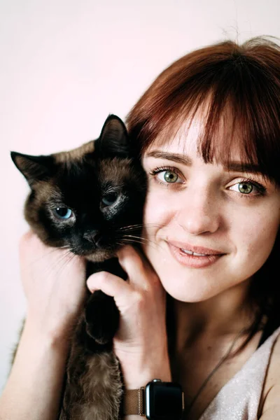 Detailní Portrét Mladé Dívky Domácí Kočkou Hnědé Červené Vlasy Siamská — Stock fotografie