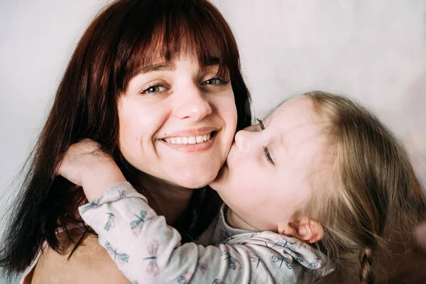 Una Pequeña Niña Rubia Abraza Suavemente Madre Morena Con Asas — Foto de Stock
