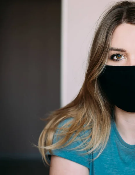 Giovane Donna Una Shirt Turchese Con Una Maschera Medica Nera — Foto Stock