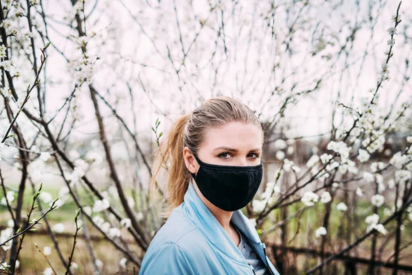 Una Giovane Donna Con Una Maschera Medica Nera Una Giacca — Foto Stock