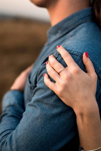 Genç Kadın Sevgilisine Sarılıyor Kocasının Kot Gömleğiyle Omzunda Bir Elin — Stok fotoğraf