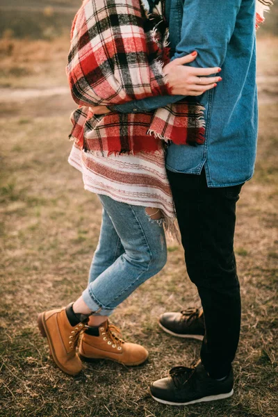 Pareja Joven Abrazándose Atardecer Las Montañas Fotos Sin Rostros Primer —  Fotos de Stock