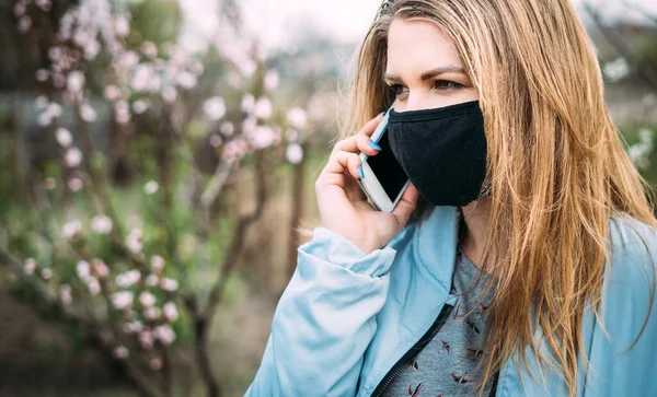 Mladá Žena Černé Lékařské Masce Blond Vlasy Mluví Bříza Telefonu — Stock fotografie