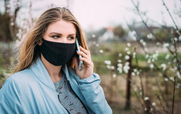 Una Giovane Donna Con Una Maschera Medica Nera Parla Telefono — Foto Stock